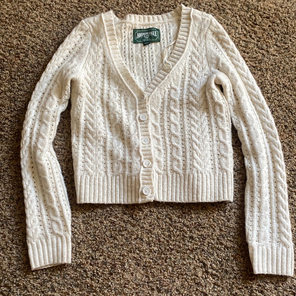 American eagle cream colored knitted long sleeve. V-neck size XS